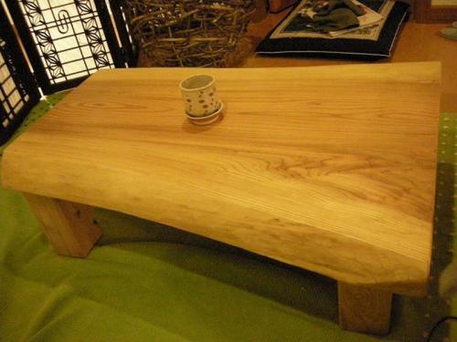 無垢の杉のテーブルです。一手間かけることで肌触りのよいテーブルの出来上がり！