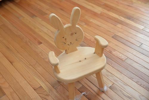 うさぎのイス 8,000円／子供用の椅子です。お子様が大きくなってから小物置きにしてみてはいかがでしょうか？